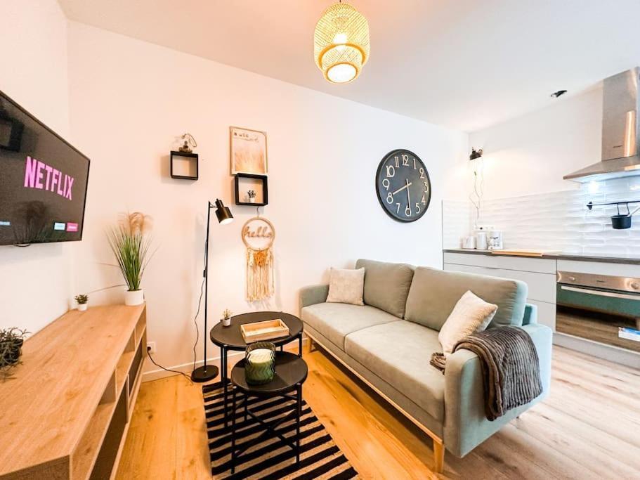 Nouveau ** Le Raffine Au Coeur De Guingamp ** Parking Ngoại thất bức ảnh