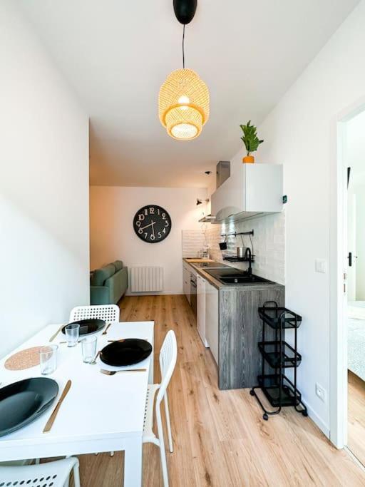 Nouveau ** Le Raffine Au Coeur De Guingamp ** Parking Ngoại thất bức ảnh
