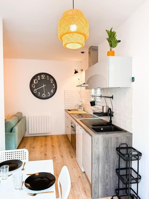Nouveau ** Le Raffine Au Coeur De Guingamp ** Parking Ngoại thất bức ảnh