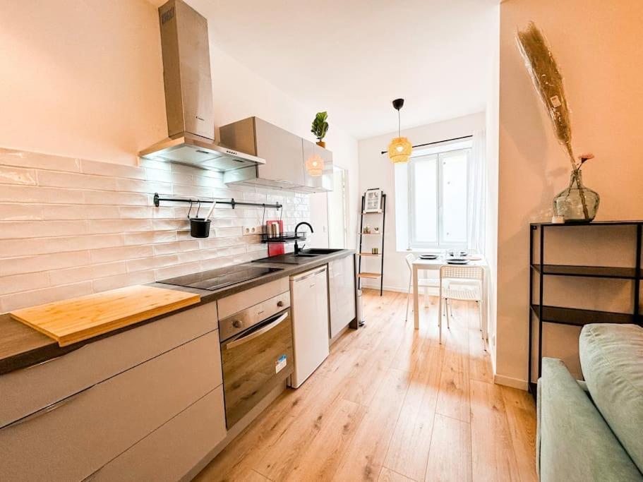 Nouveau ** Le Raffine Au Coeur De Guingamp ** Parking Ngoại thất bức ảnh